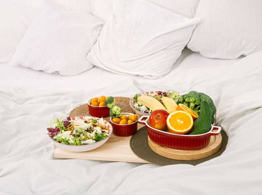 Fruites i verdures sobre un llit de matrimoni