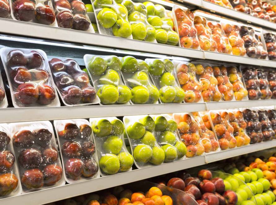 Fruites envasades en un supermercat