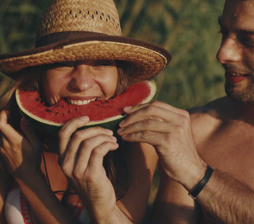 Dona menjant síndria a l'estiu